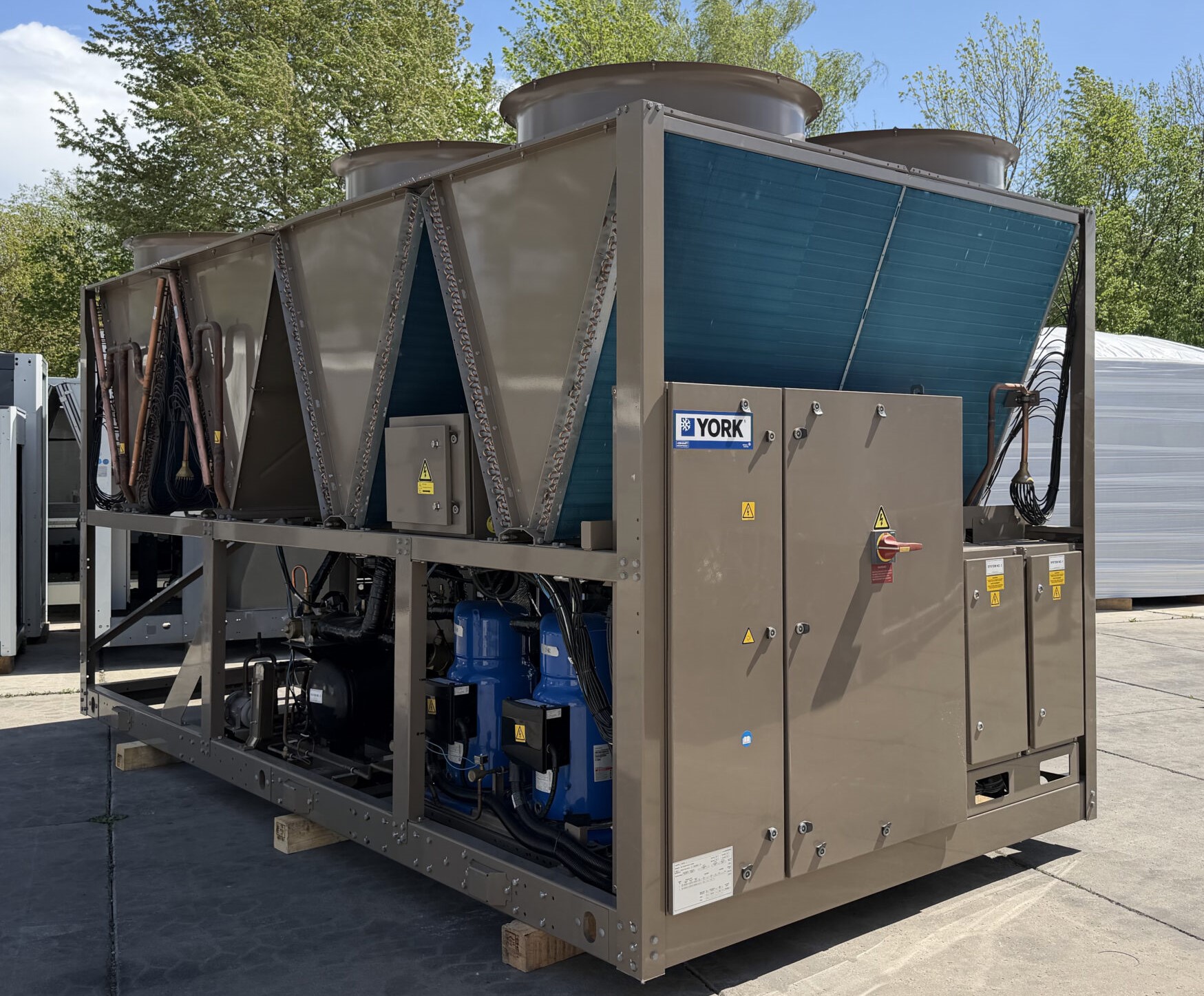 Καινούρια αερόψυκτη Αντλία θερμότητας York 364kw (12/7-35°C) ψύξη, 406kw (40/45-7°C) θέρμανση